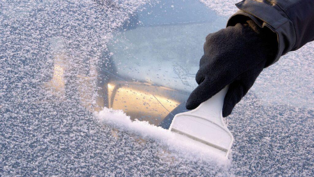 how to clean windshield in winter